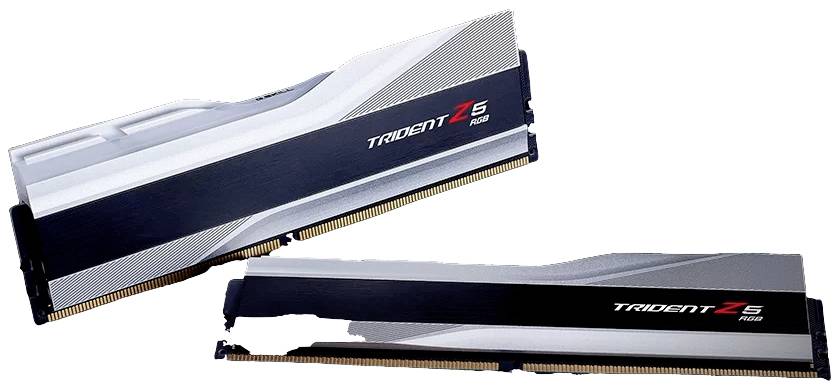 Due moduli RAM del marchio 'Trident Z5 RGB' con design argento e nero, posizionati uno accanto all'altro, mostrano un accessorio informatico moderno.