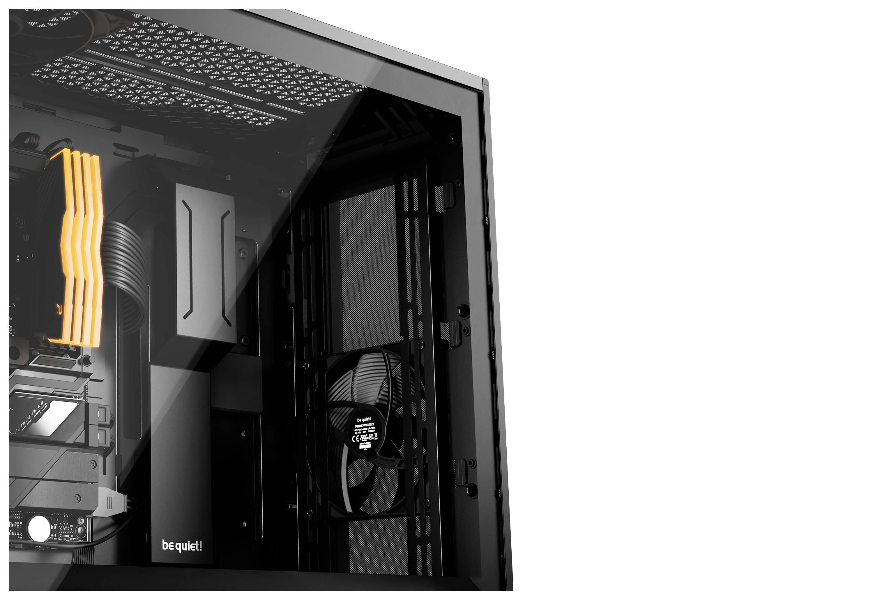 Veduta parziale di un case per computer con ventola e cavi; a sinistra un ventilatore con strisce arancioni, in tonalità di bianco e nero.