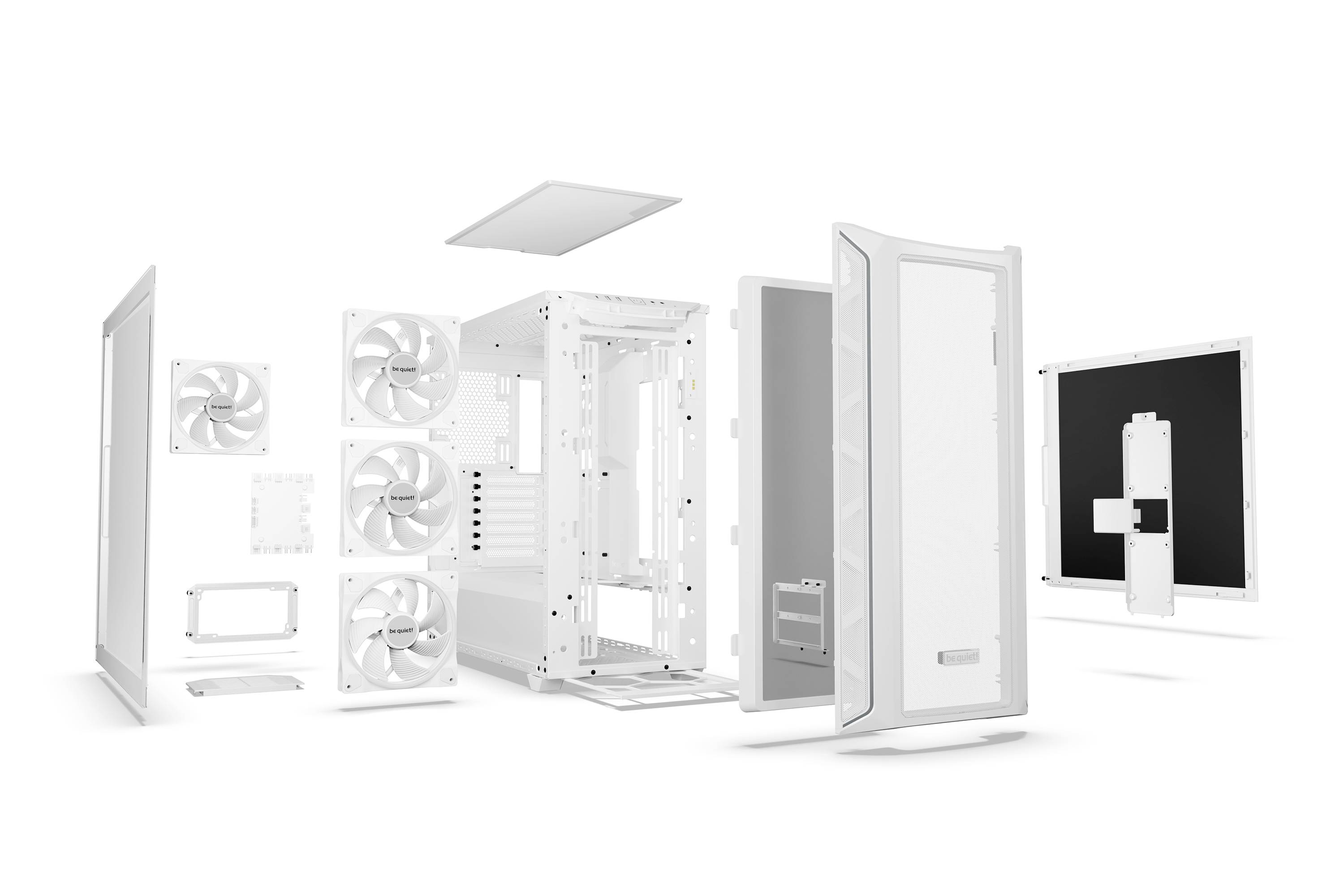Componenti di un case per computer bianco sono mostrate smontate. Sono inclusi ventole, pannelli laterali e frontali che formano le diverse parti dell'involucro.