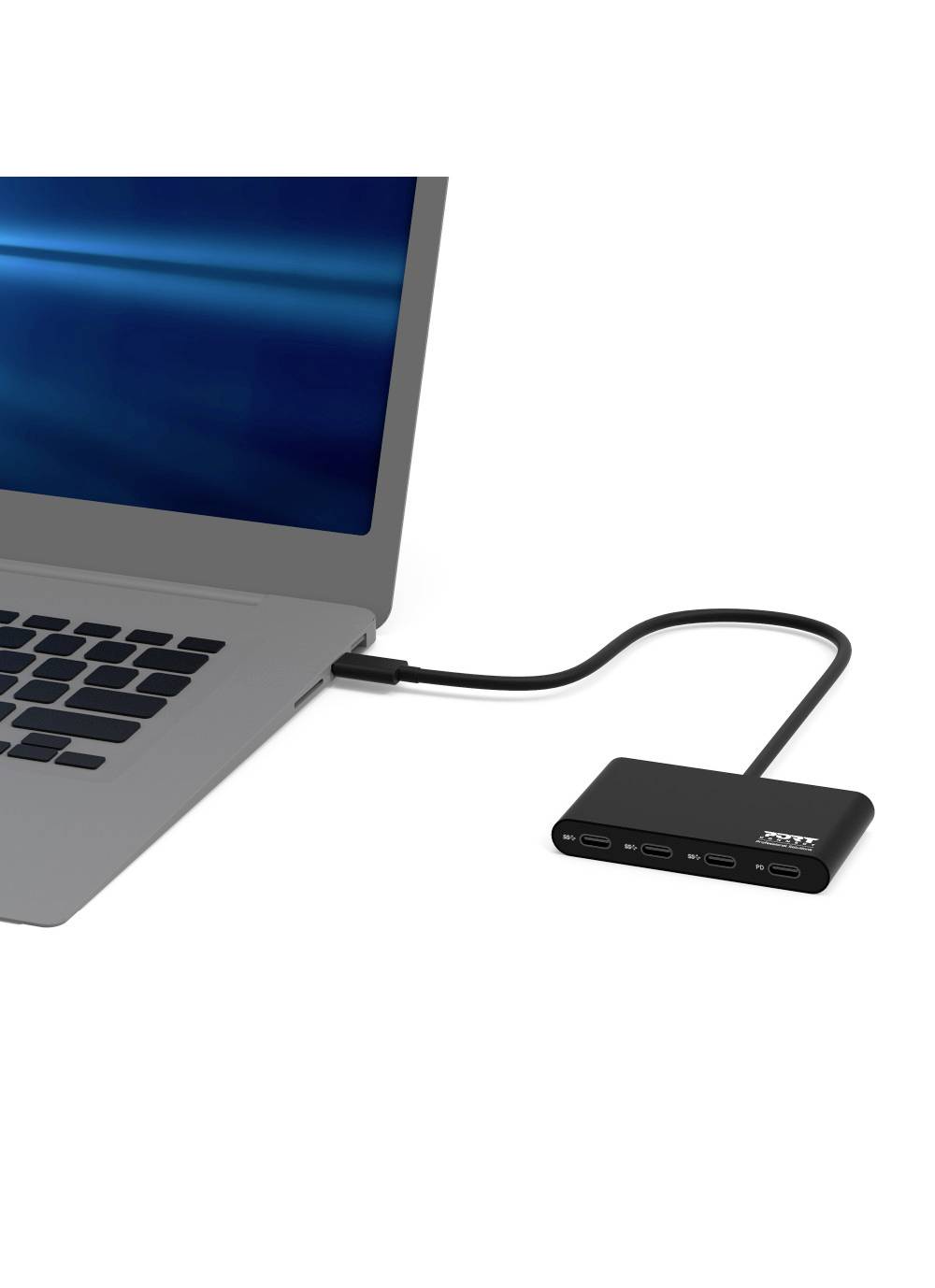 Un laptop è collegato tramite cavo a un hub USB-C che offre tre porte USB-C e due porte USB-A.