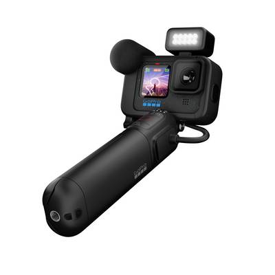 Fotocamera GoPro con microfono, luce LED e display integrato per visualizzare le immagini riprese, montata su un impugnatura.
