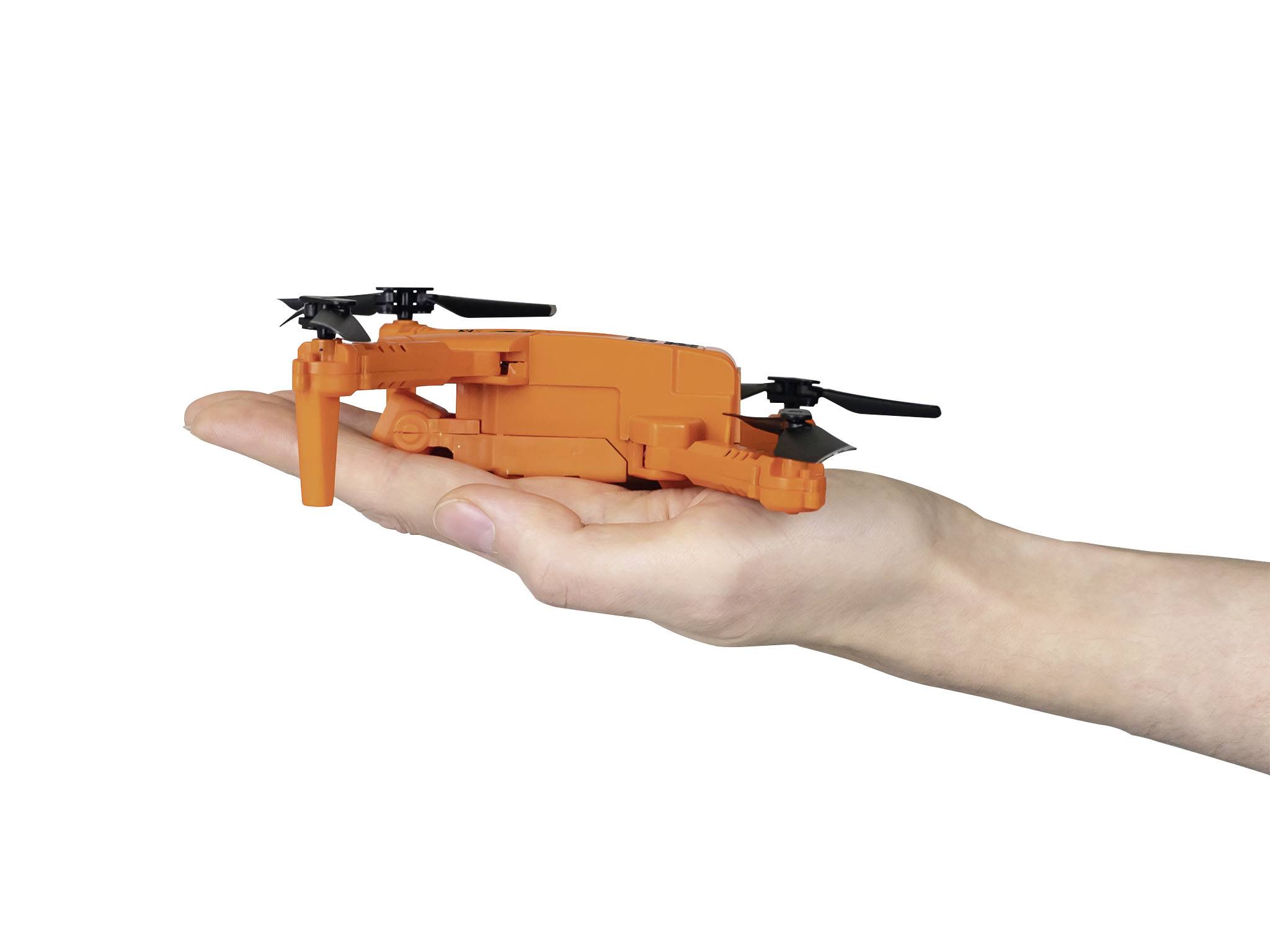 Una mano tiene in mano un piccolo drone arancione con eliche nere.