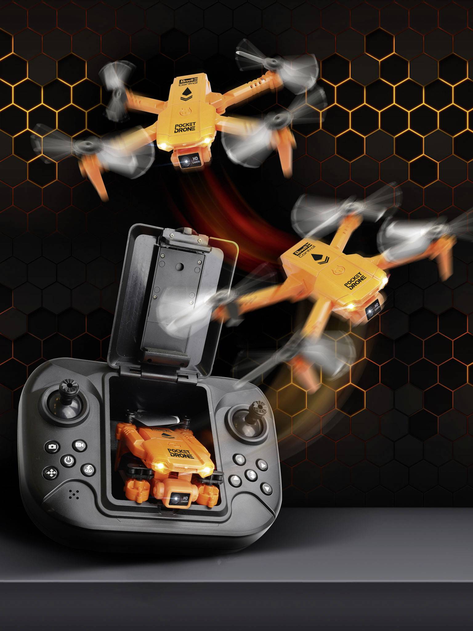 Drone in movimento sopra un controller aperto; design arancione; sfondo a nido d'ape nero.