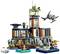Set LEGO a tema Guardia Costiera: un faro, un elicottero, uno squalo e diverse figure in scene di salvataggio su un terreno costiero roccioso.