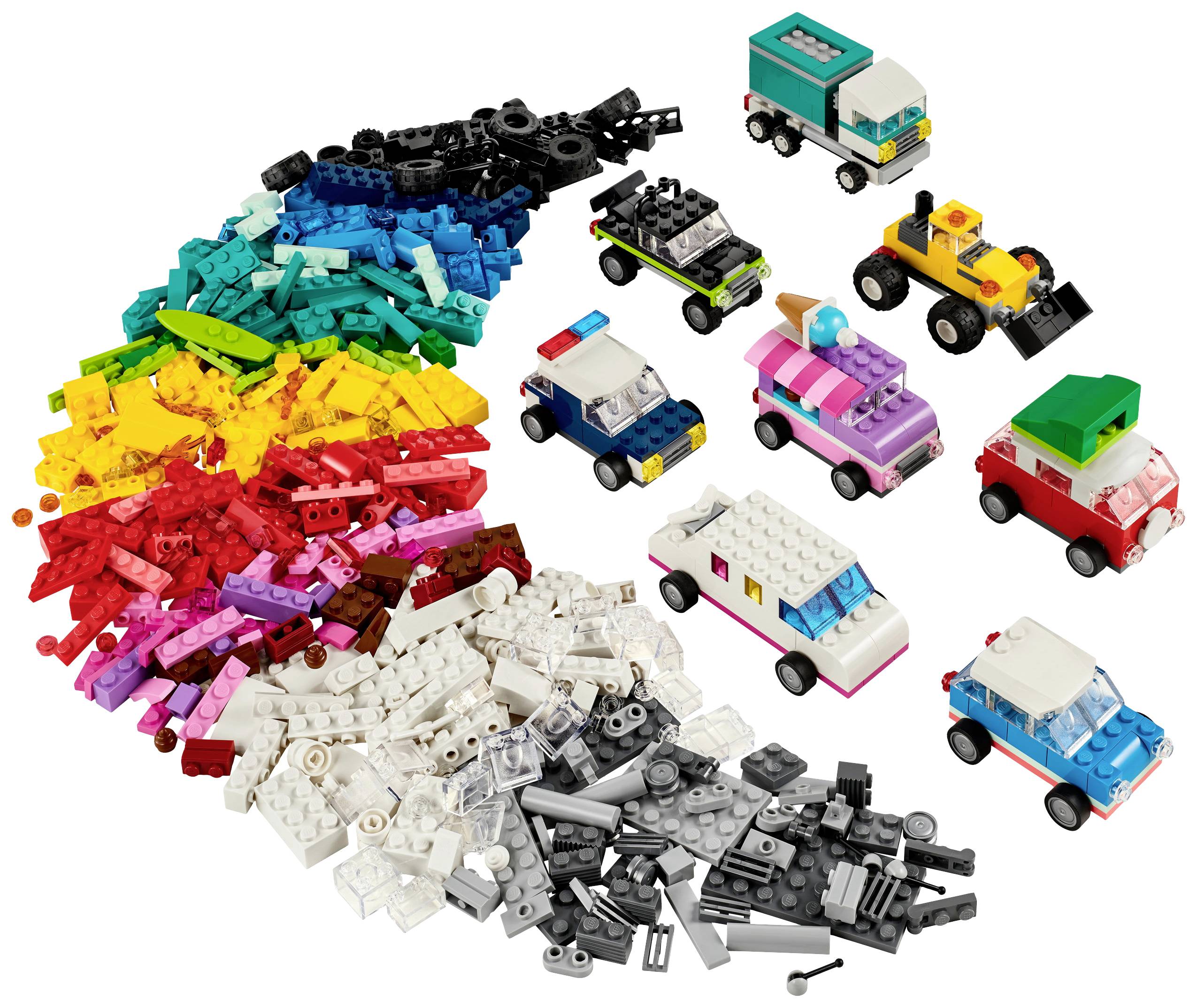 Mattoncini LEGO disposti in diverse forme e colori, accanto a sette piccole macchine LEGO con design e colori differenti.