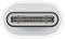 Primo piano di una porta USB-C. Un connettore ovale e simmetrico con contatti metallici interni, utilizzato per il trasferimento dati e la ricarica.