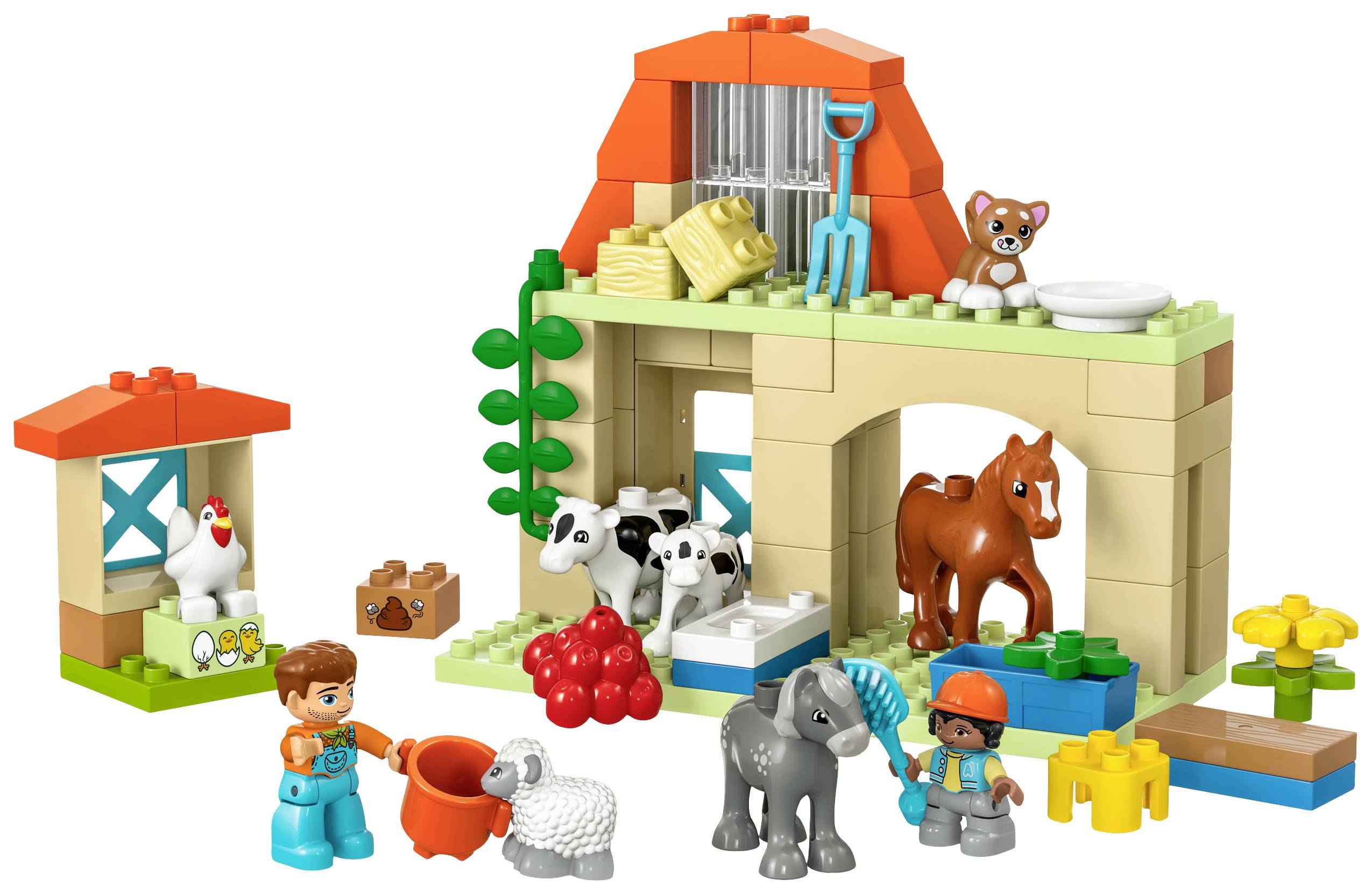Fattoria giocattolo costruita con mattoncini LEGO con animali come pecora, cavallo e cane, e due figure che tengono un innaffiatoio.
