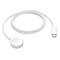 Un cavo di ricarica bianco con connettore USB-C e un supporto di ricarica rotondo magnetico all'estremità opposta, idoneo per la ricarica wireless.