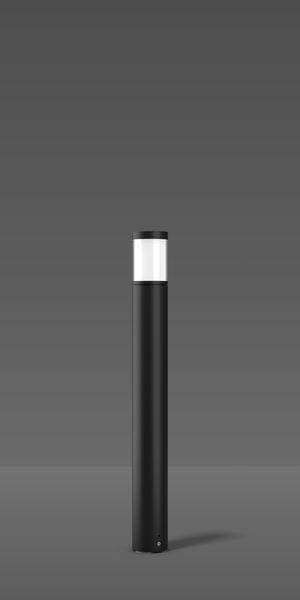 Una sottile lampada da terra nera con paralume bianco è posizionata su uno sfondo grigio.