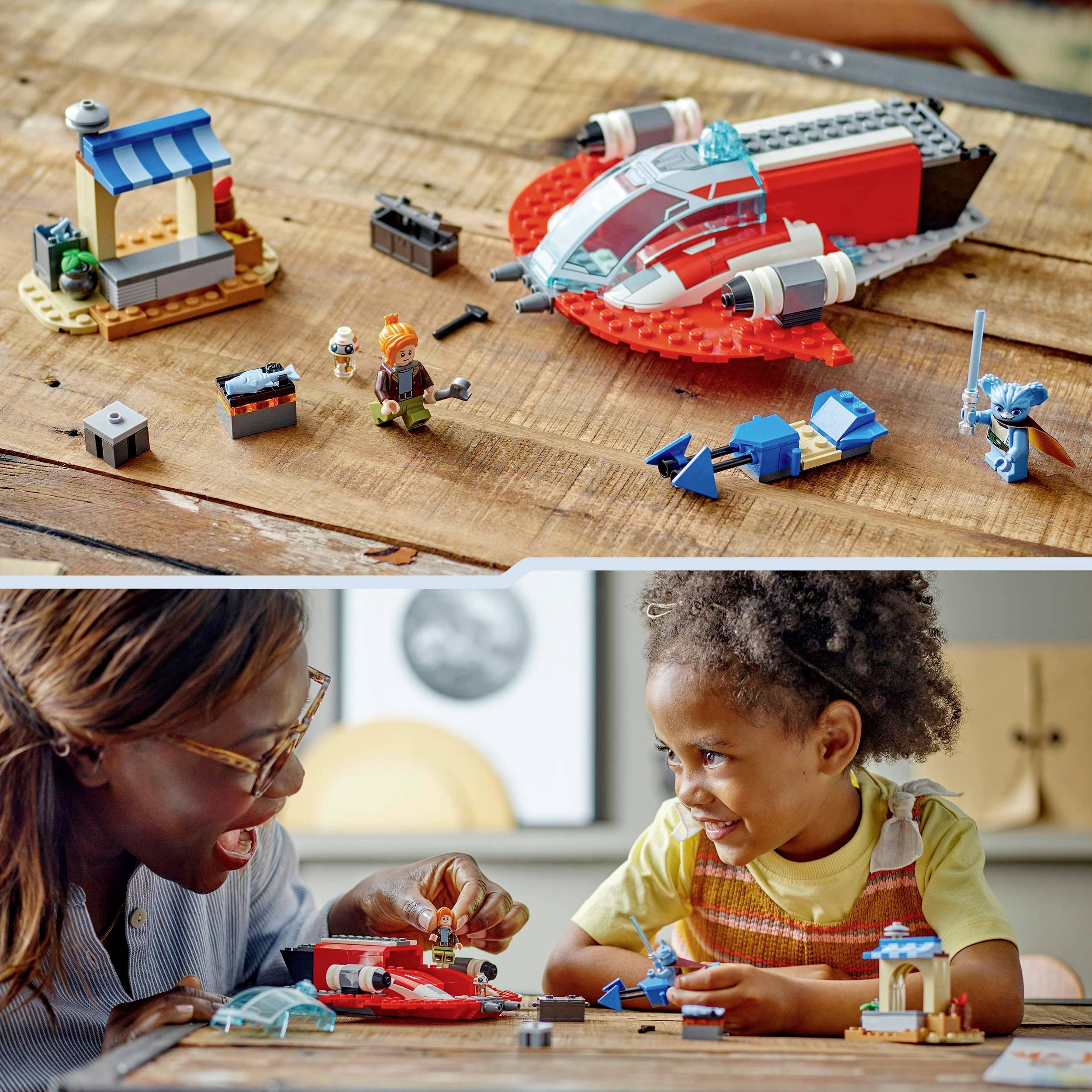 Un bambino e un adulto giocano con giocattoli spaziali su un tavolo. Sullo sfondo si vedono blocchi Lego e altri elementi giocattolo.