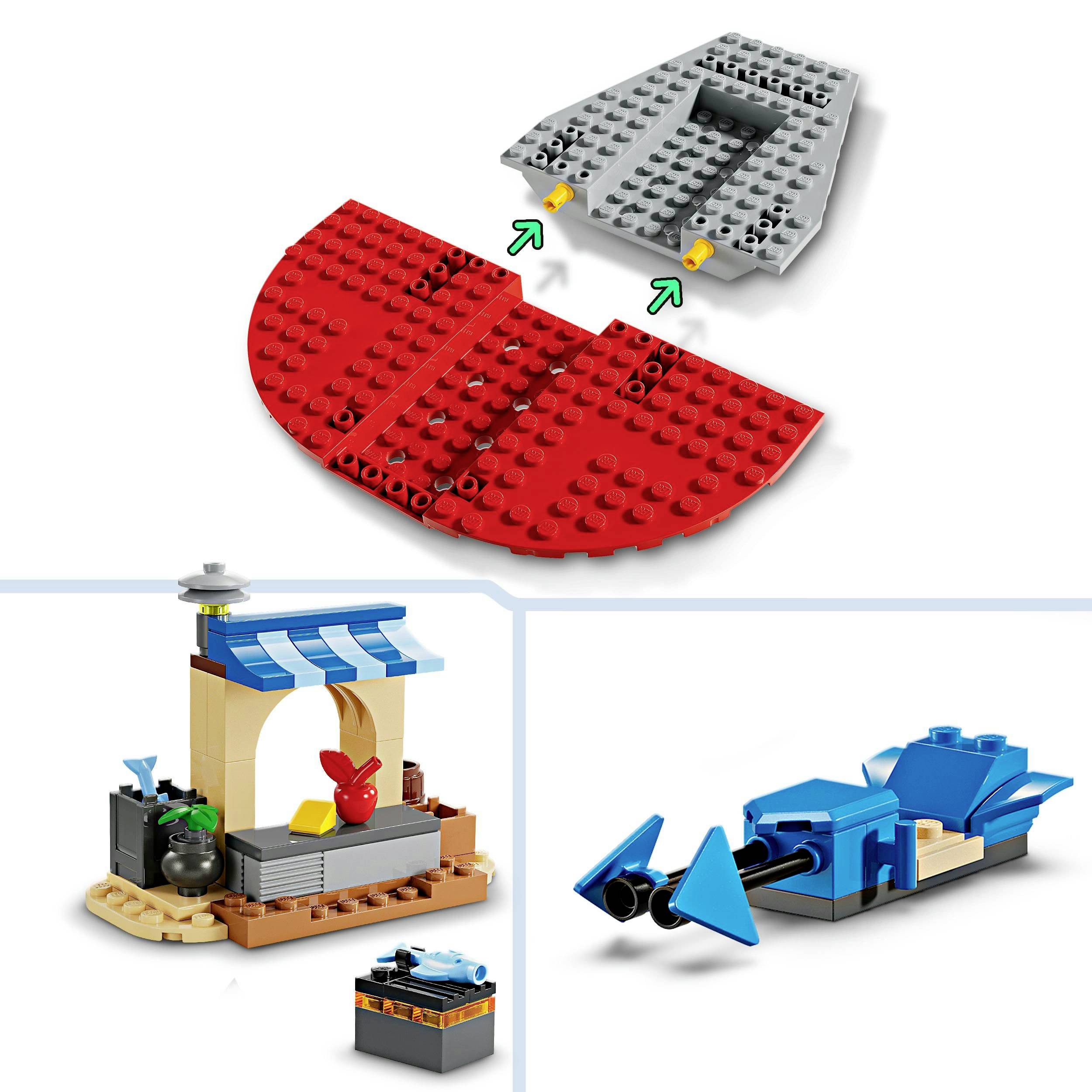 L'immagine mostra diversi pezzi LEGO: una piattaforma grigia, un semicerchio rosso, un edificio in miniatura con un uccocino giocattolo e un piccolo veicolo con frecce.