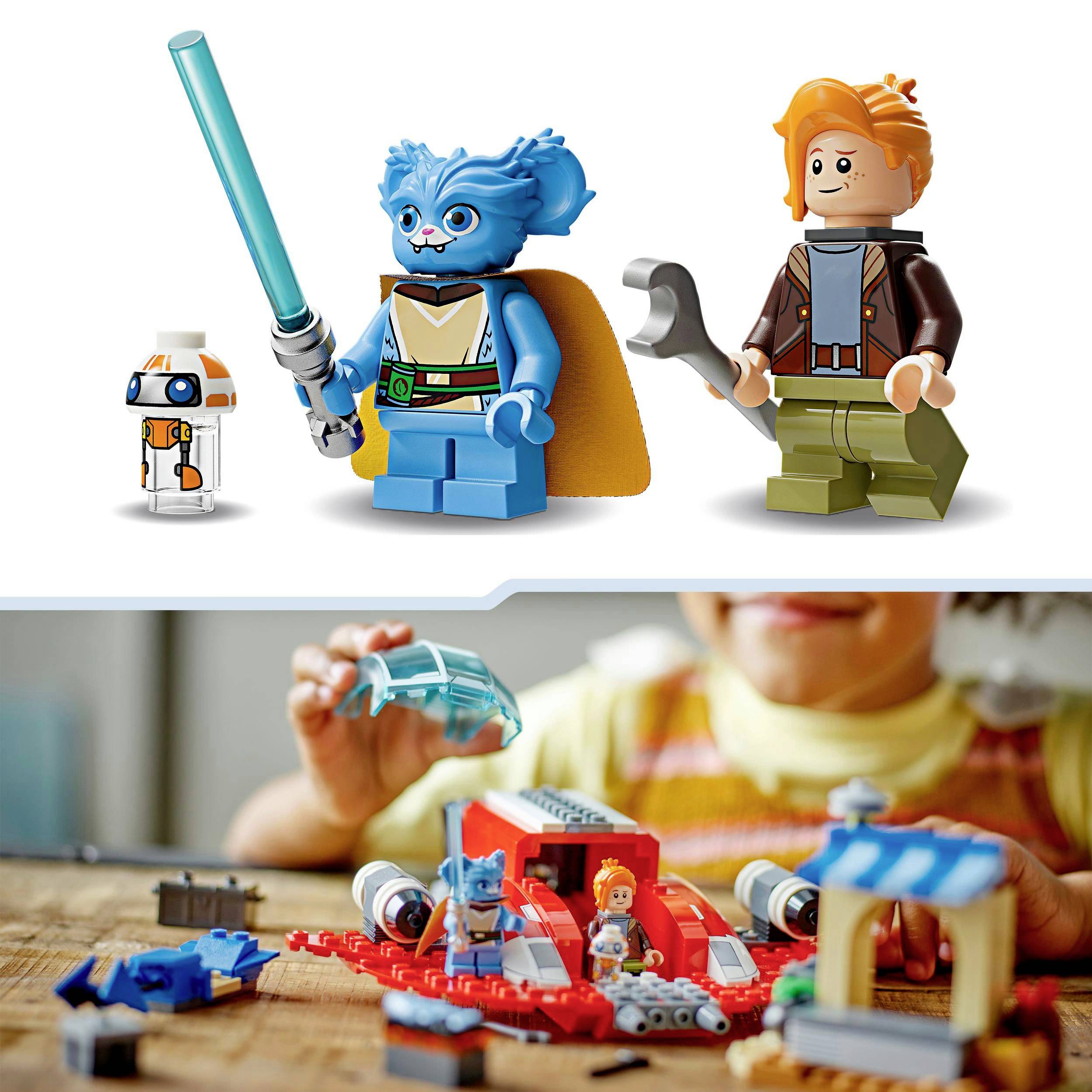 Minifigure Lego con spada laser e robot. Sotto, un bambino intento a costruire un veicolo spaziale rosso con mattoncini Lego. Gioco creativo.
