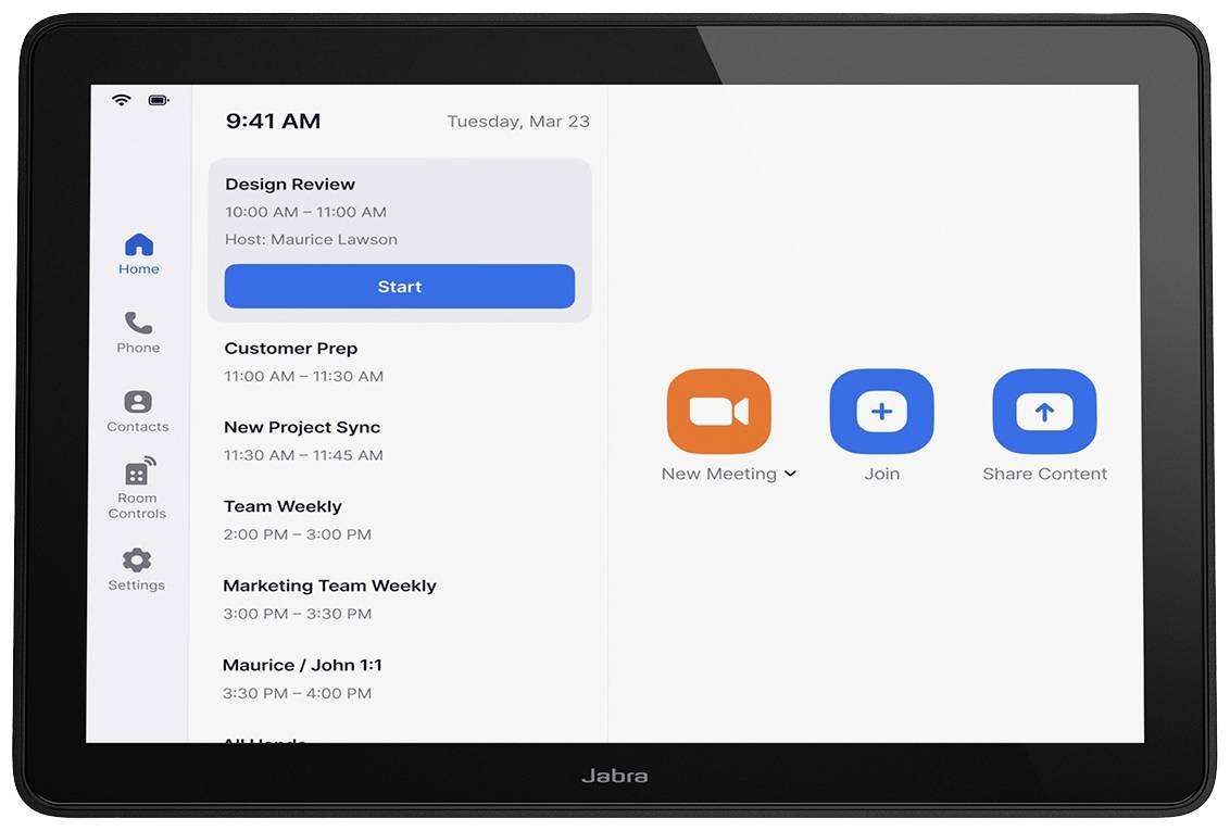 L'immagine mostra un tablet con un'app per videoconferenze. A sinistra è visibile un ordine del giorno con una revisione di progetto alle 10:00. A destra sono presenti pulsanti per 'Nuovo Meeting', 'Partecipa' e 'Condividi contenuti'.