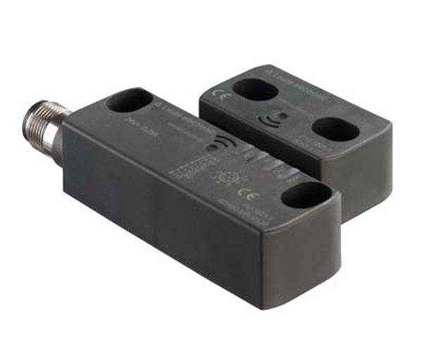 Un sensore induttivo nero, rettangolare, con connessione via cavo, comunemente utilizzato per il rilevamento senza contatto di oggetti metallici.
