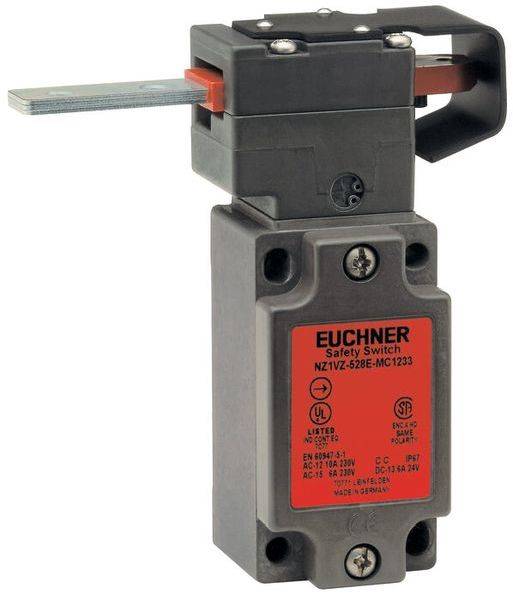 Interruttore di sicurezza con etichetta rossa del marchio EUCHNER, modello NZ1VZ-528E-MC1233. Interrompe in modo sicuro i circuiti elettrici.