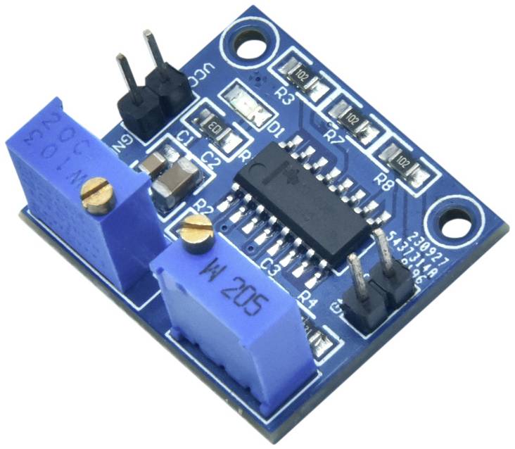 Modulo elettronico blu con chip e diversi collegamenti elettrici. Contiene potenziometri e altri piccoli componenti.