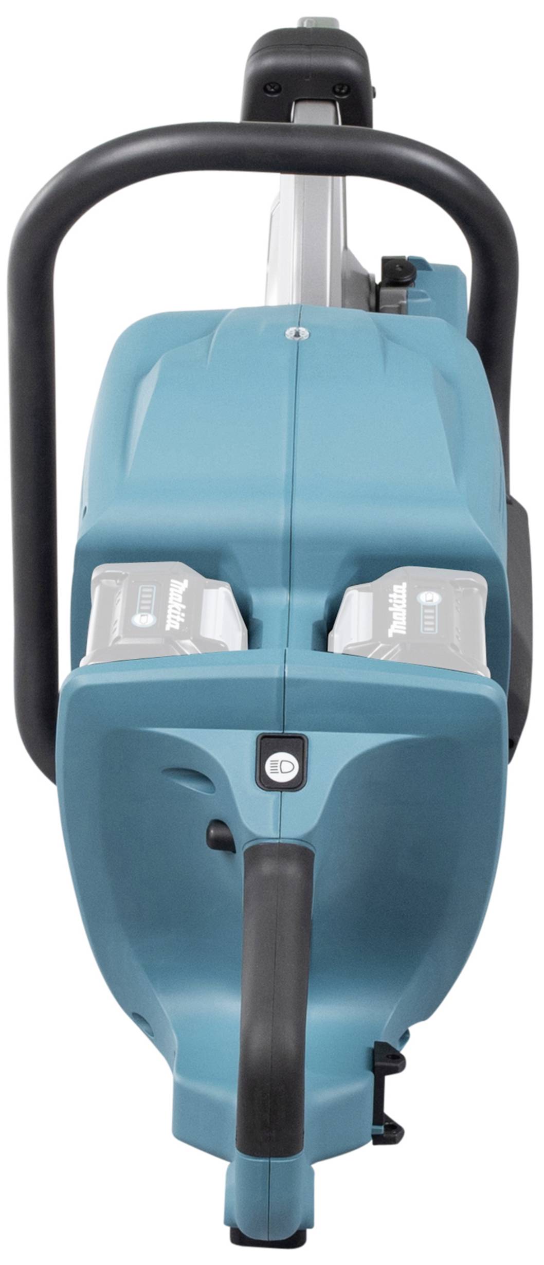 Una motosega blu con due vani batteria e impugnatura nera. È posizionata verticalmente, con l'impugnatura visibile nella parte superiore.