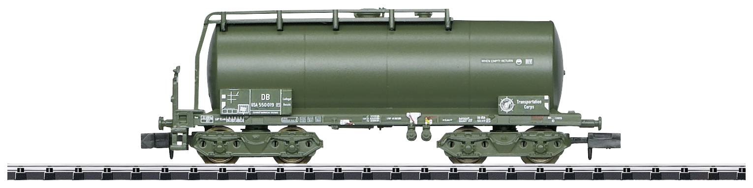 Un vagone merci verde per liquidi su un binario ferroviario, con etichette e dettagli tecnici visibili.