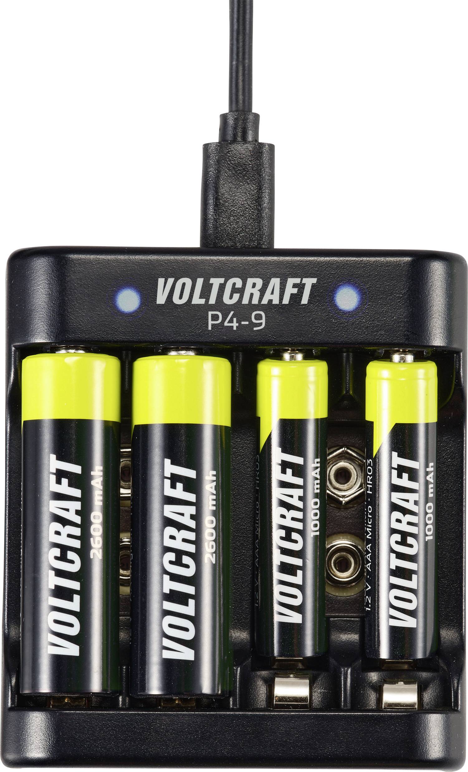 Caricabatterie con quattro batterie ricaricabili di diversa capacità in un singolo alloggiamento di ricarica. Nome del marchio 'Voltcraft' visibile.