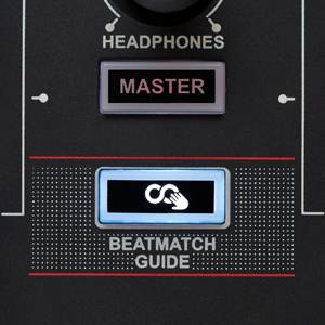 Una console DJ con una presa per cuffie, un pulsante 'Master' e un display 'Beatmatch Guide' con un simbolo dell'infinito.