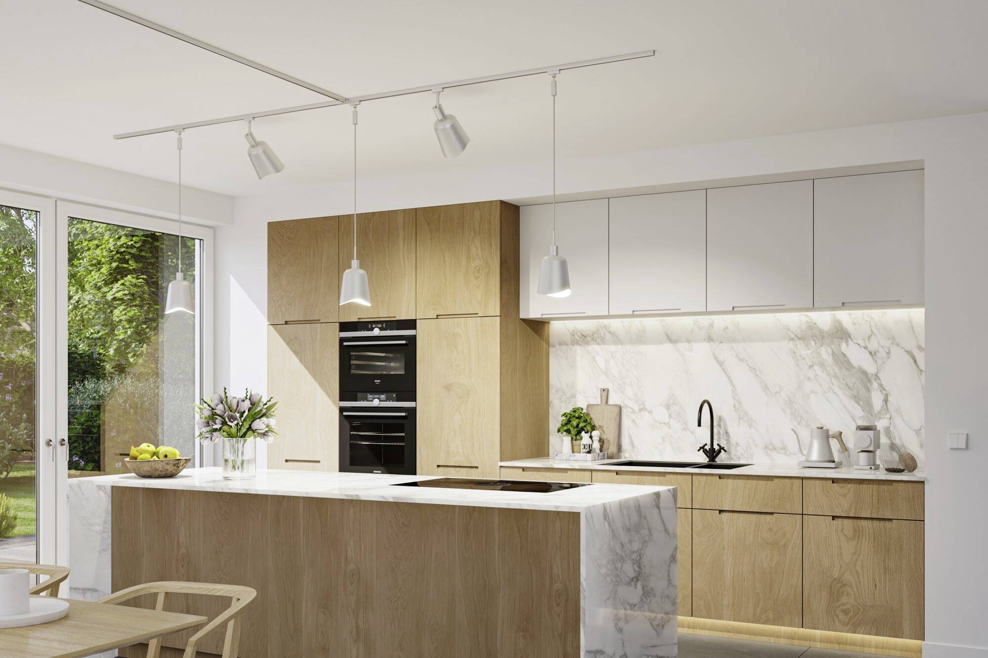 Cucina moderna con armadi in legno, piano di lavoro in marmo bianco e forno a incasso. Grandi finestre offrono una vista sul giardino.