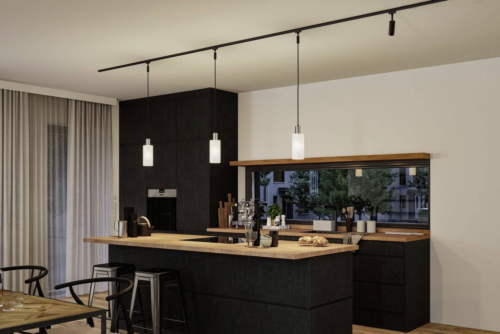 Cucina moderna con isola, sgabelli alti e lampade a sospensione. Armadi scuri, grandi finestre con tende, atmosfera luminosa e aperta.