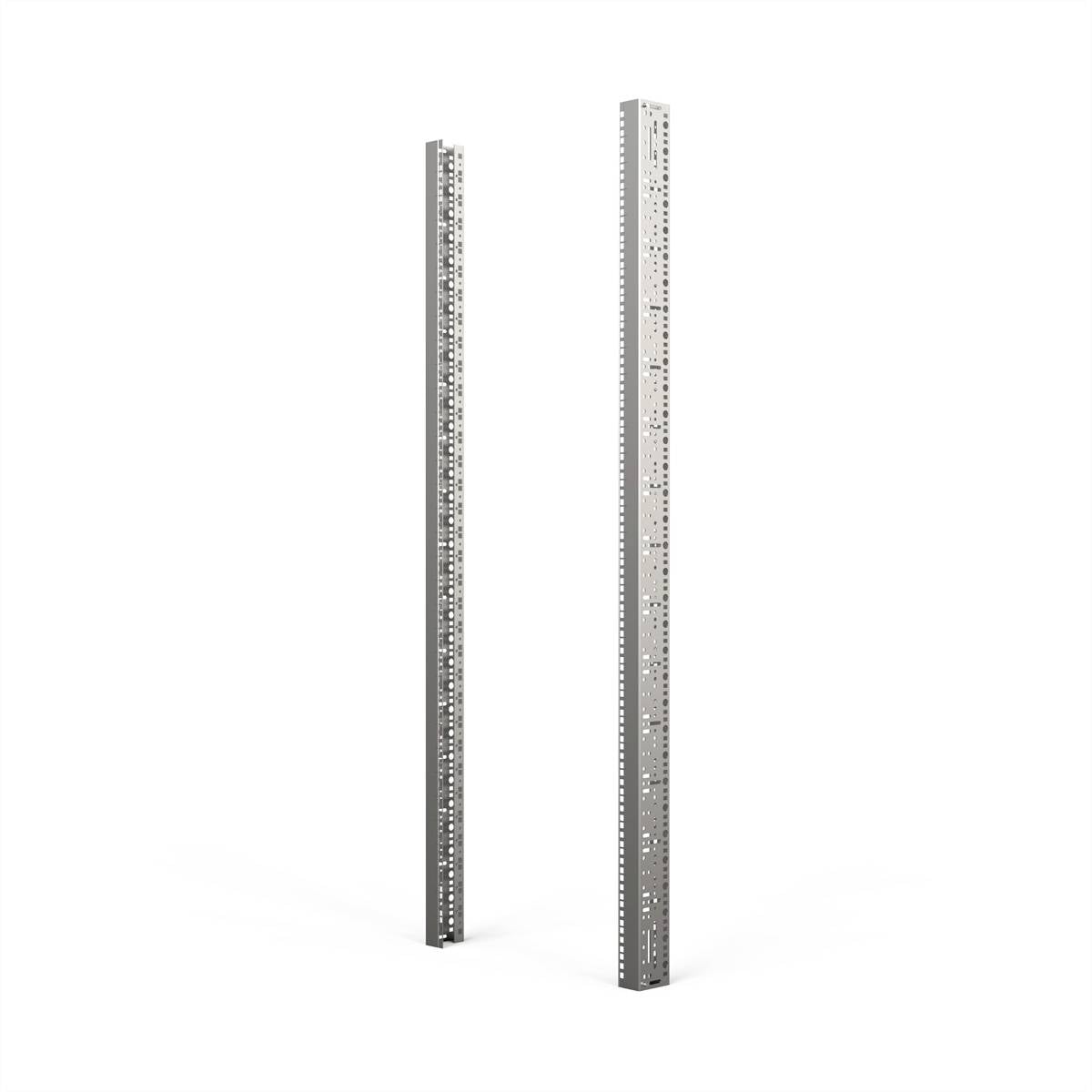 Due barre metalliche verticali grigie con schemi di fori, utilizzate come guide per rack in armadi server o di rete.
