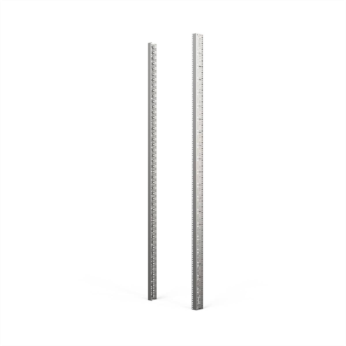 Due righelli metallici argentati con scale in centimetri e pollici, in piedi verticalmente su uno sfondo bianco.