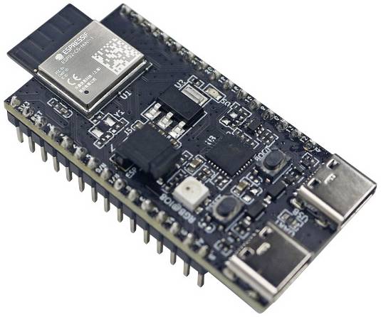 Una scheda microcontrollore con vari componenti elettronici e due porte USB su ciascun lato.