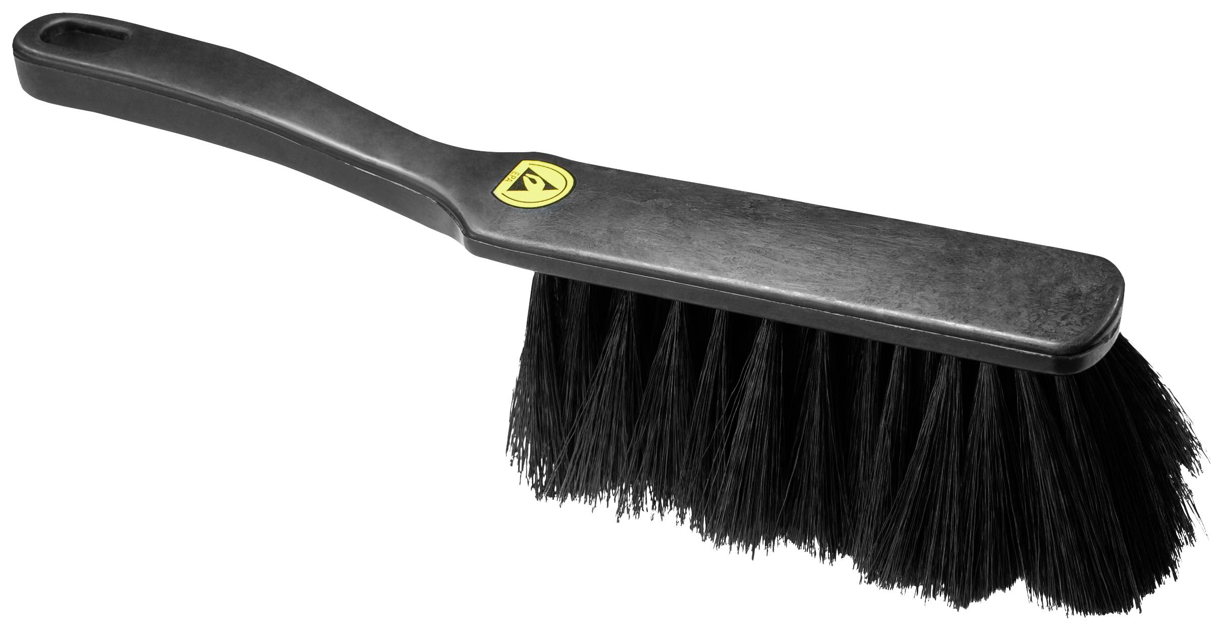 Una scopa manuale nera con manico in plastica, setole e un piccolo logo giallo. Adatta per rimuovere polvere e sporcizia.