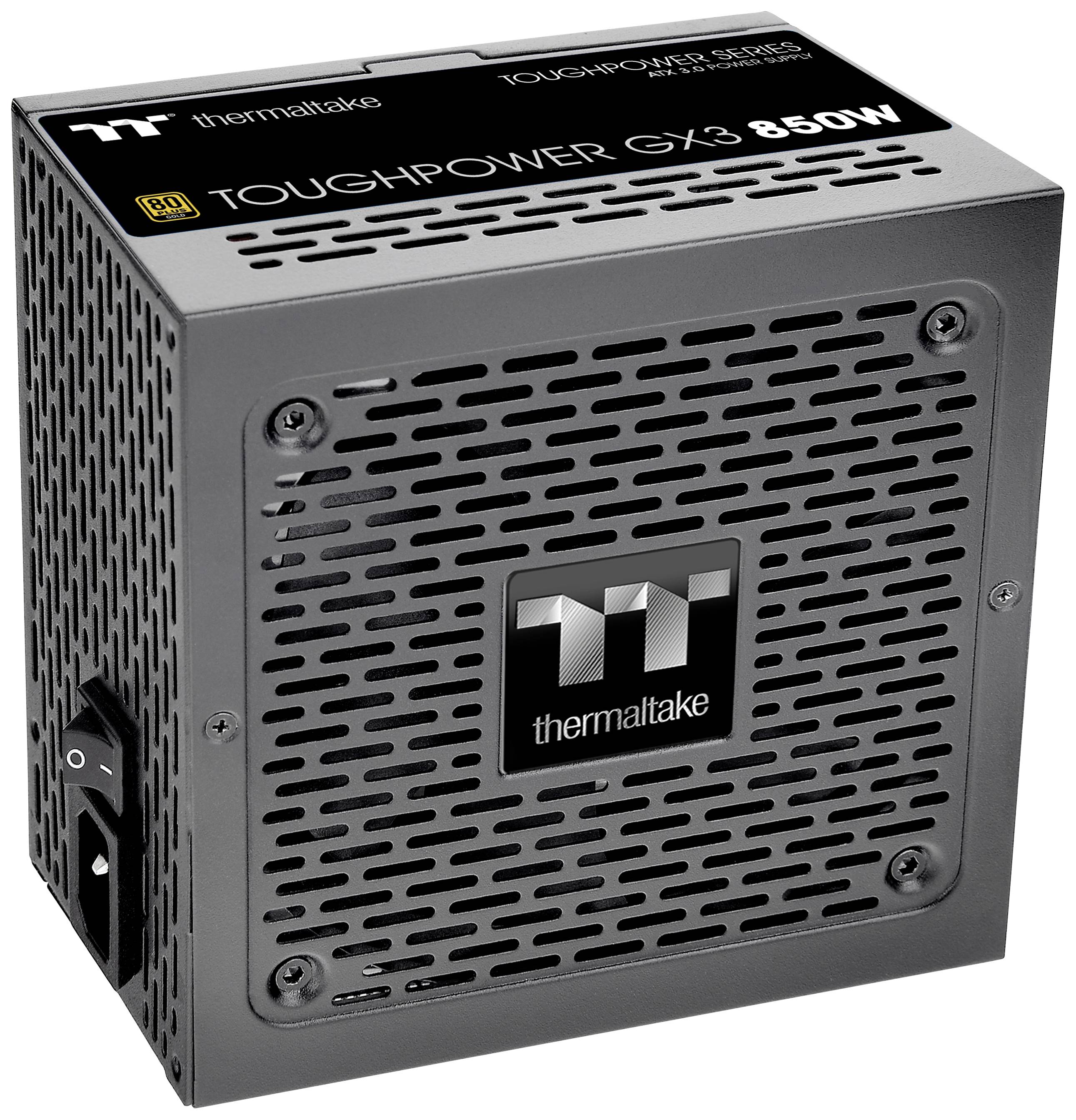 'Thermaltake Toughpower GX3 850W' alimentatore ripreso da una prospettiva diagonale con involucro nero e griglia di ventilazione.