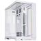 Un case per computer bianco con pannello laterale trasparente. Dotato di multiple fessure di ventilazione, sportelli per connettori e porte USB sul frontale.