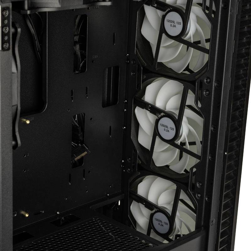 Un case per computer aperto mostra tre ventole installate verticalmente. Le ventole sono bianche con bordi neri.