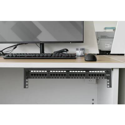 'Switch di rete montato sotto una scrivania, collegato a un computer. Mouse e tastiera sulla scrivania.'