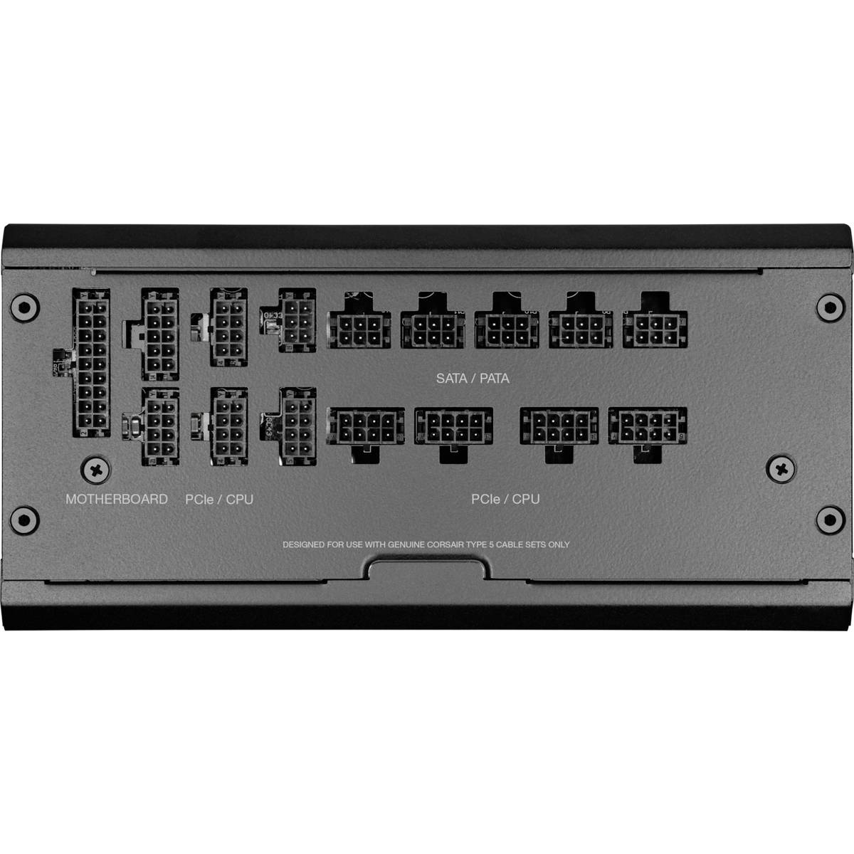 Retro di un alimentatore per computer con più connettori, etichettati per scheda madre, PCIe/CPU e SATA/PATA.