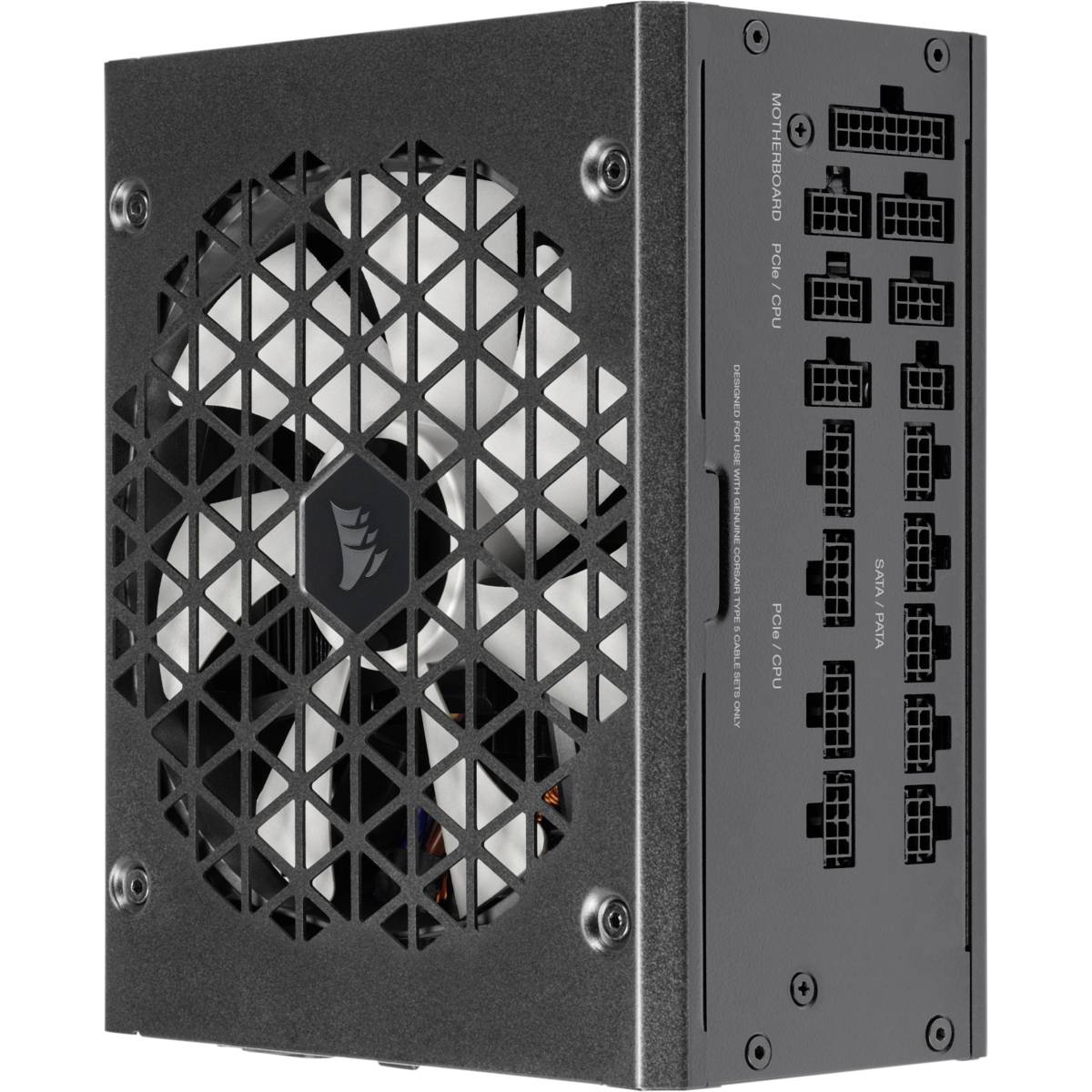 Un alimentatore medio nero per computer con un grande ventilatore e multiple porte per diversi tipi di cavi.