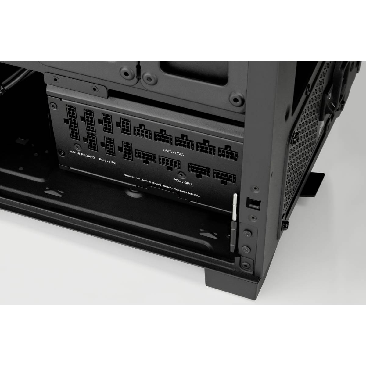 Vista posteriore di un computer con coperchio aperto; mostra le porte e i cablaggi dell'alimentatore all'interno di un case per PC.
