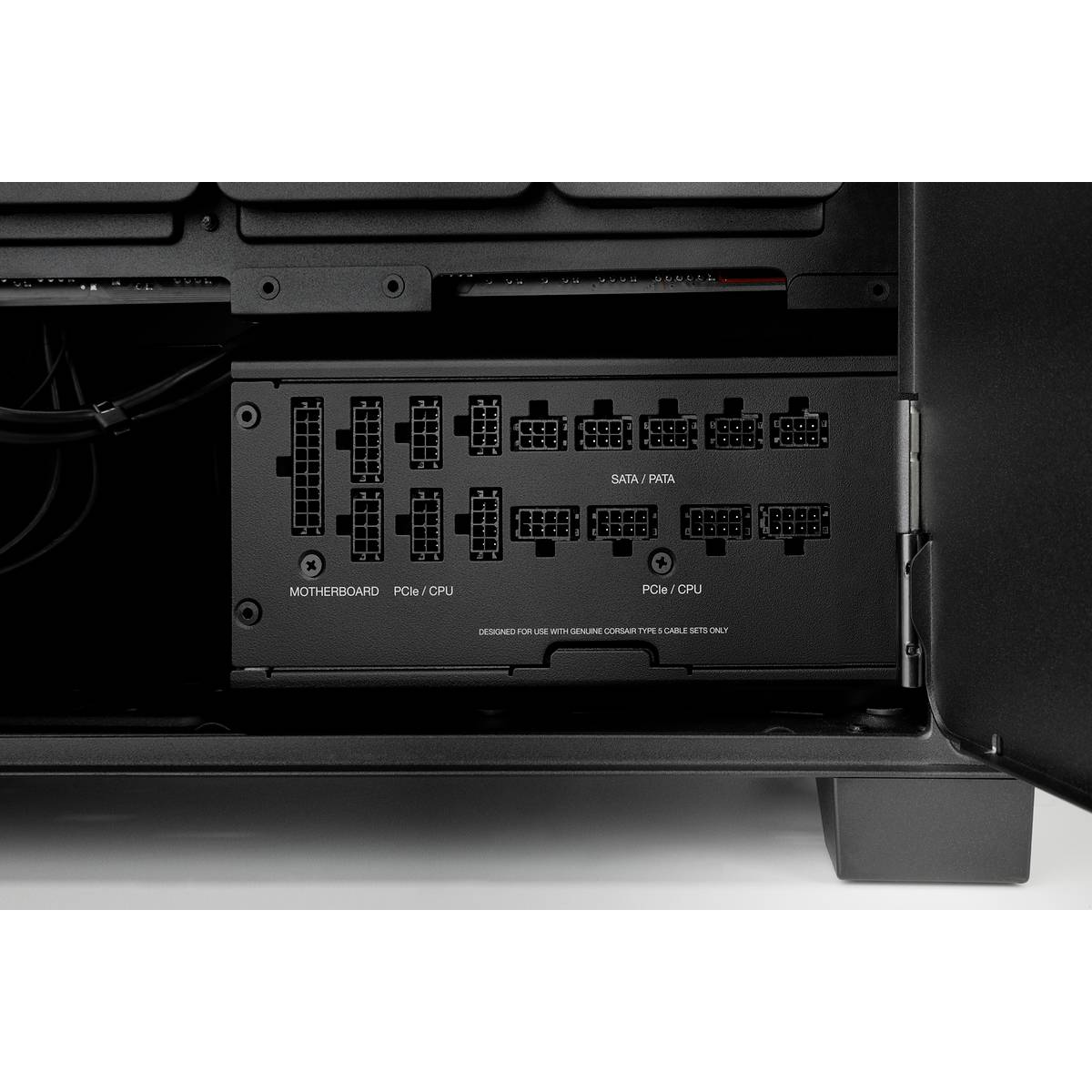Alimentatore nero per computer all'interno di un case con diversi attacchi per cavi, con etichette che recitano 'SCHEDA MADRE' e 'CPU/PCIe'.