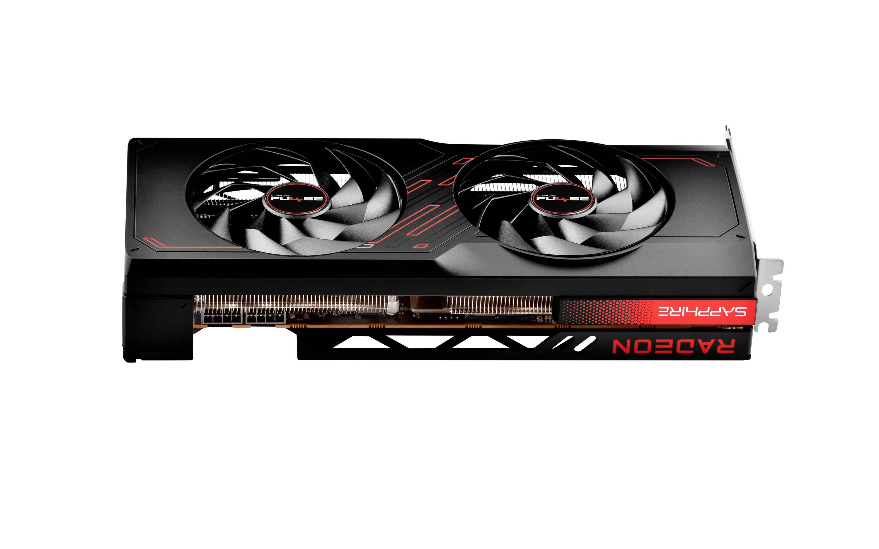 Scheda grafica con due ventole, involucro nero e dettagli rossi. Scritta 'Radeon Sapphire' sul lato.