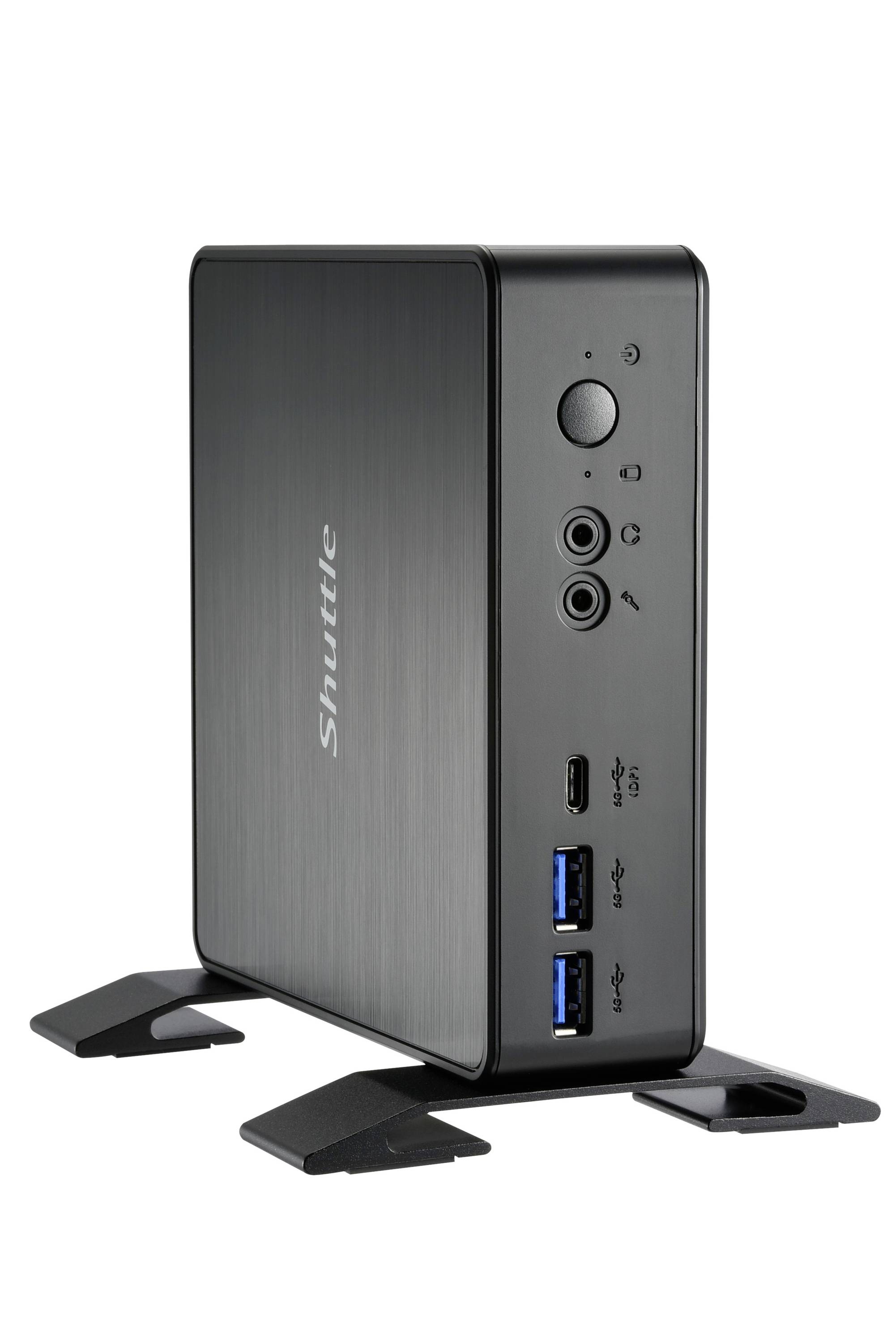 Un mini PC nero con il logo del marchio sulla parte anteriore. Dispone di diverse porte, tra cui porte USB e ingressi audio.