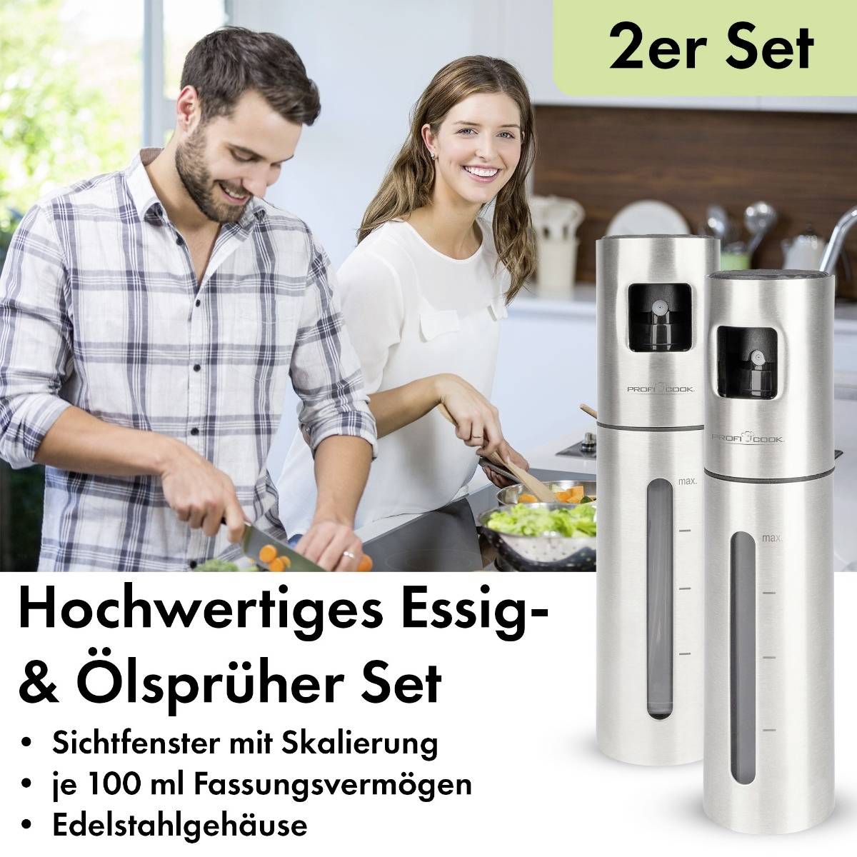 Due persone stanno cucinando in una cucina. Accanto a loro c'è un set spray per aceto e olio con la scritta '2 pezzi'.