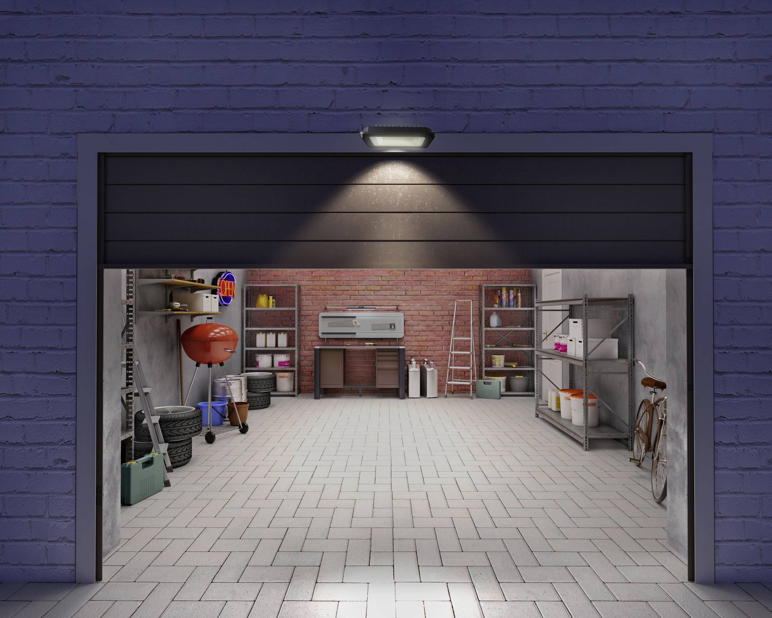 Garage aperta con attrezzi, biciclette e scaffali pieni di oggetti. Muro di mattoni sullo sfondo con scala e barbecue.