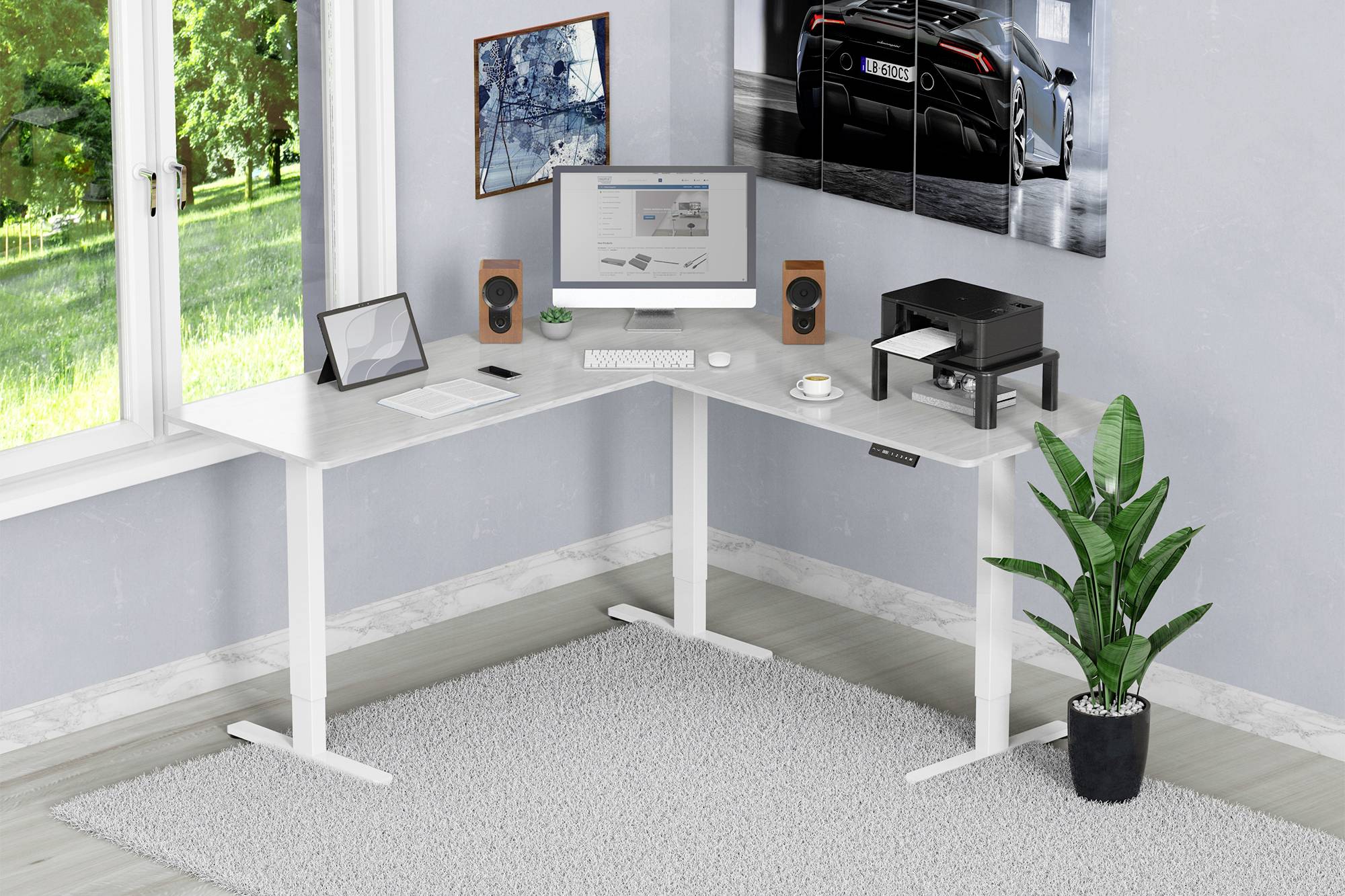 Scrivania ad angolo con computer, monitor che mostra una pagina web, altoparlanti, stampante e pianta su tappeto. Finestra con vista su un albero.