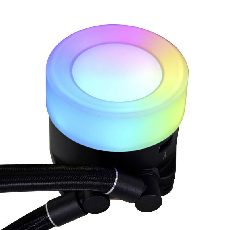Un ventilatore LED rotondo con più colori illumina in un gradiente che va dal blu al rosa. Tubi collegati sono visibili.