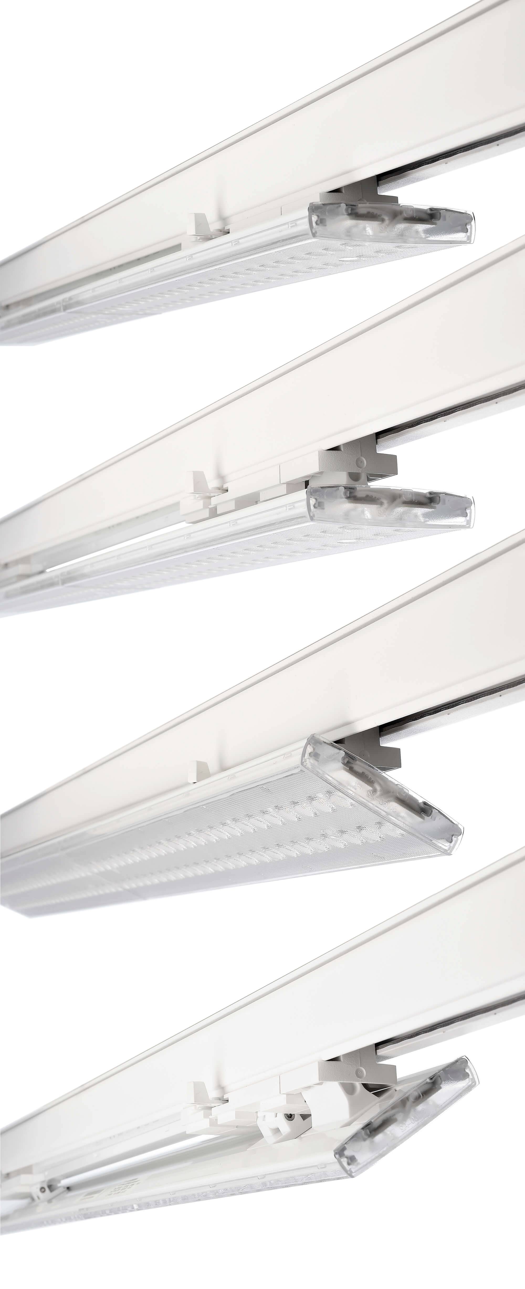Plafoniere con diverse coperture che modificano la distribuzione della luce in un design moderno bianco.