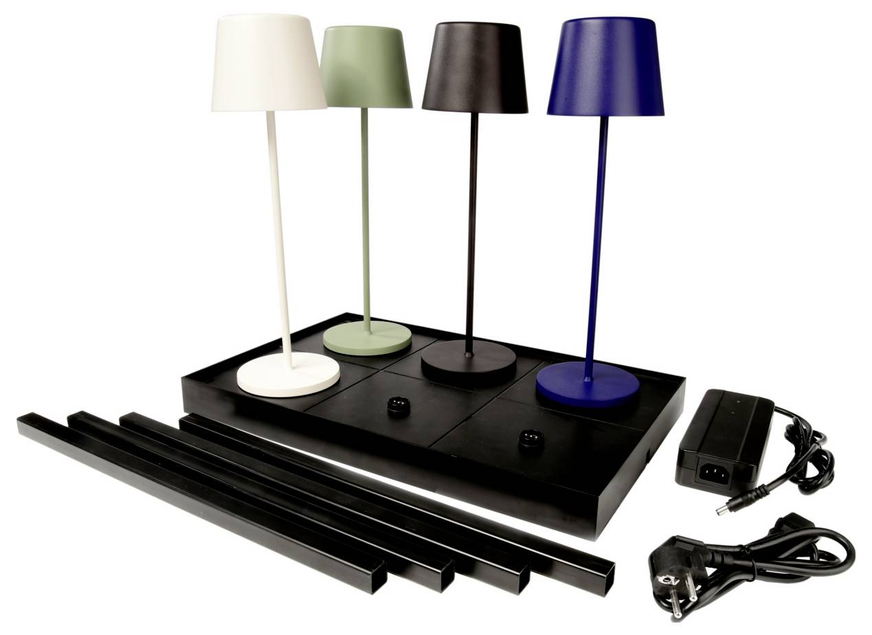 Set di quattro lampade da tavolo color-coded su una base di ricarica nera con adattatori di alimentazione e guide di montaggio.