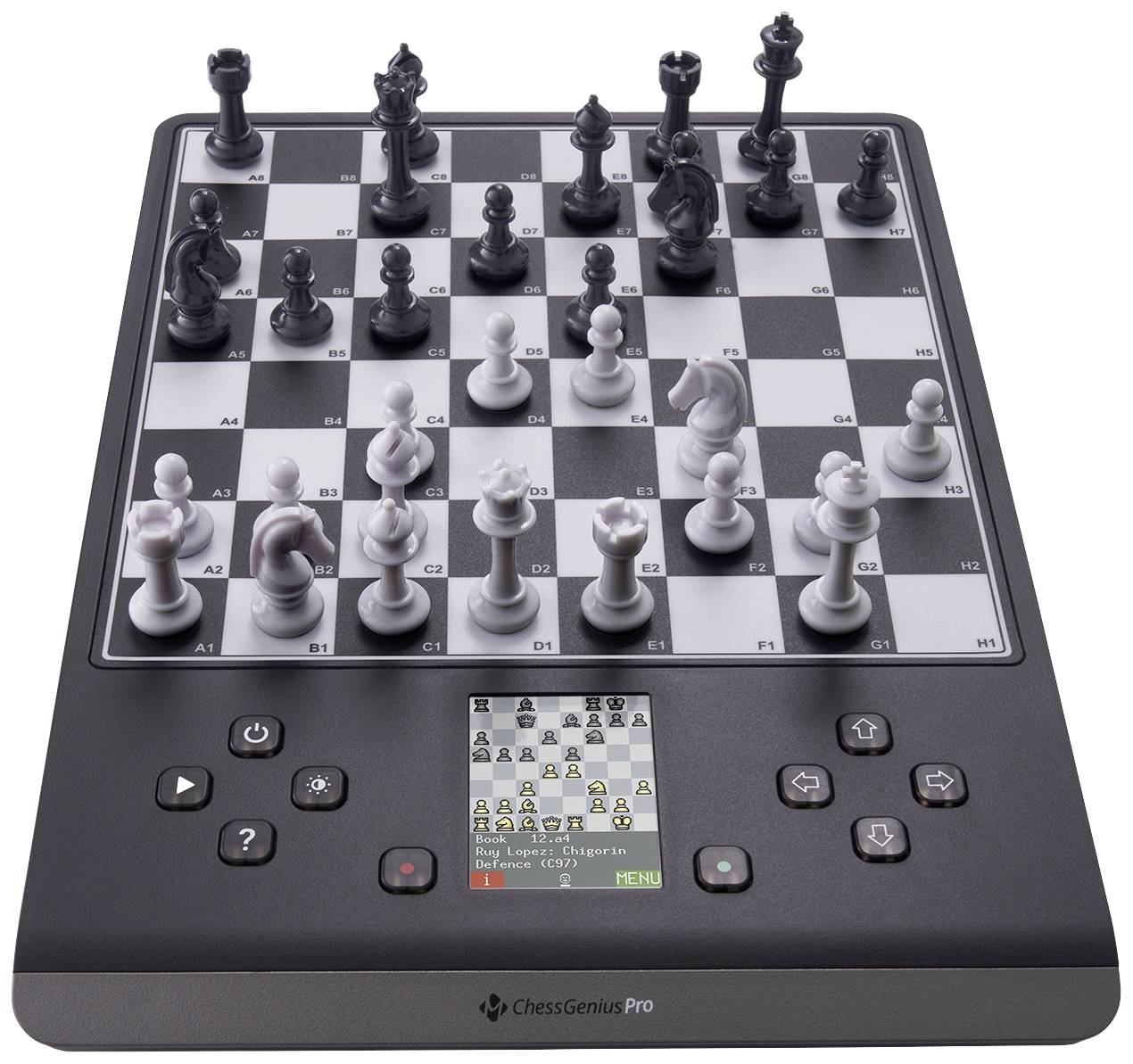 Computer per scacchi con display digitale e scacchiera fisica, set di pezzi degli scacchi in nero e bianco in posizione di gioco.