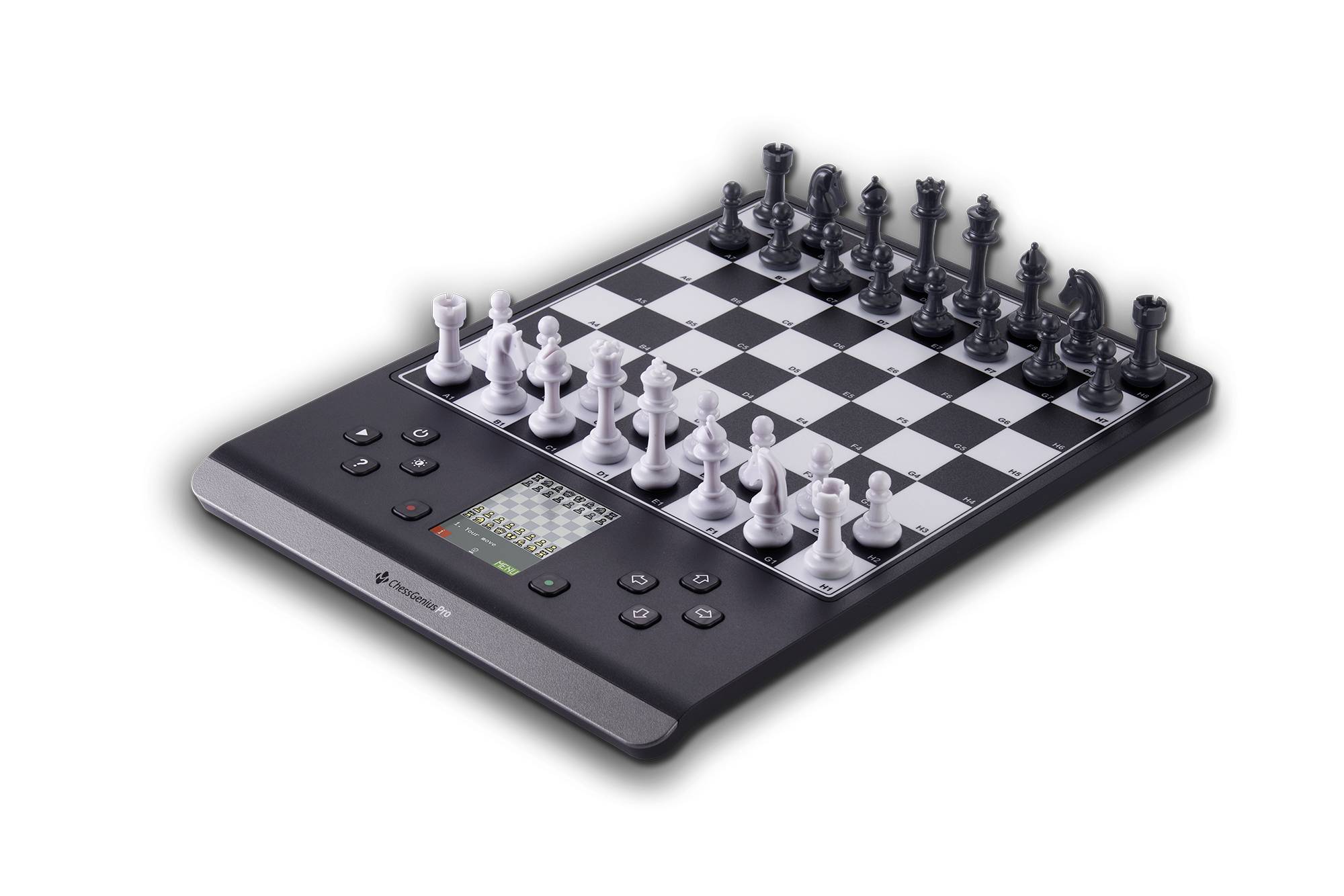 Una scacchiera elettronica con pezzi degli scacchi, dotata di un display e comandi per controllare il gioco.