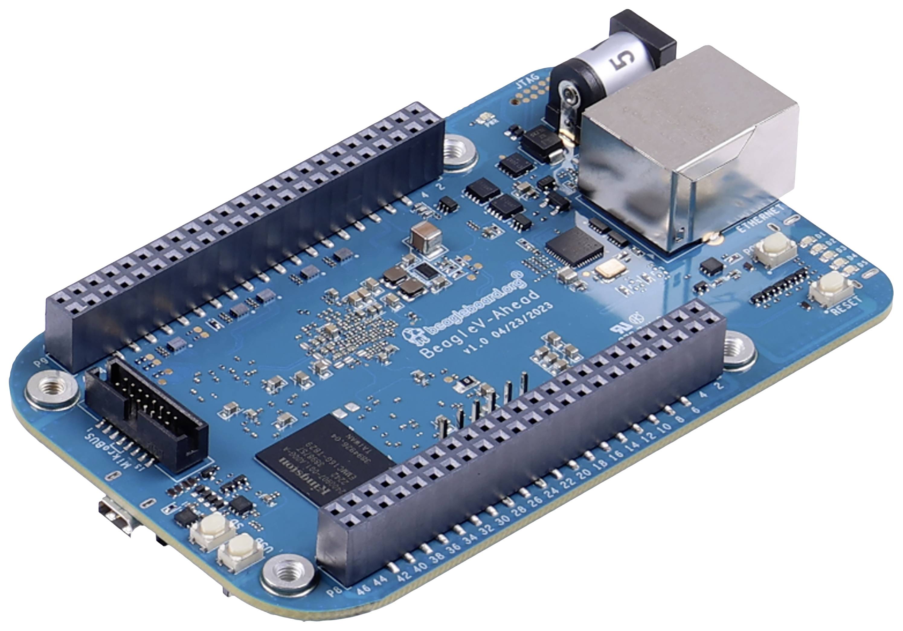 Un microcontrollore con più porte e una porta Ethernet, adatto per progetti di elettronica e applicazioni IoT.