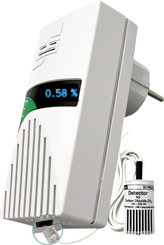 Rilevatore di anidride carbonica da inserire in presa con display digitale che legge lo 0,58%, mostrato con il suo sensore e cavo collegati.